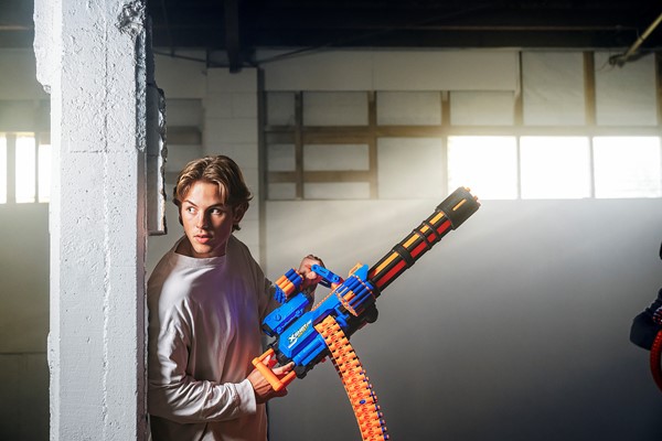 Foto van speelgoed X-SHOT_Insanity_Motorized_Rage_fire_ZURU_X-SHOT_36605_Lifestyle_1_12.jpg